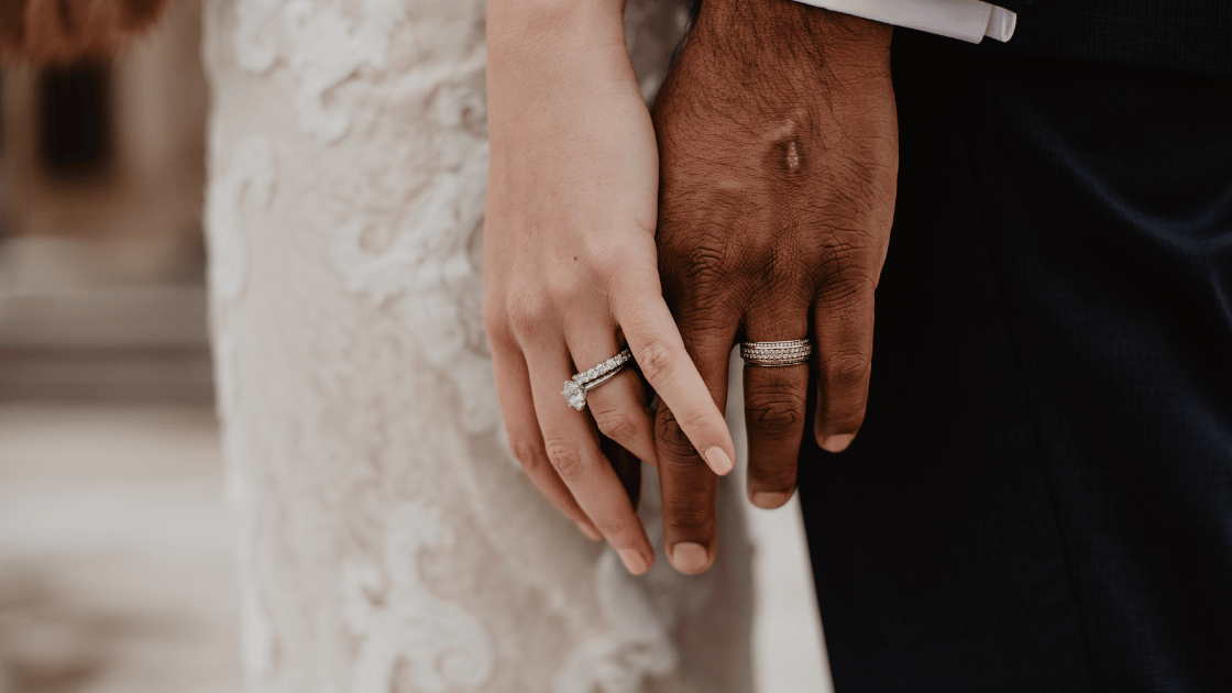 Švenčiame meilę: ar verta rinktis sidabrinius žiedus sužadėtuvių ir vestuvių proga?