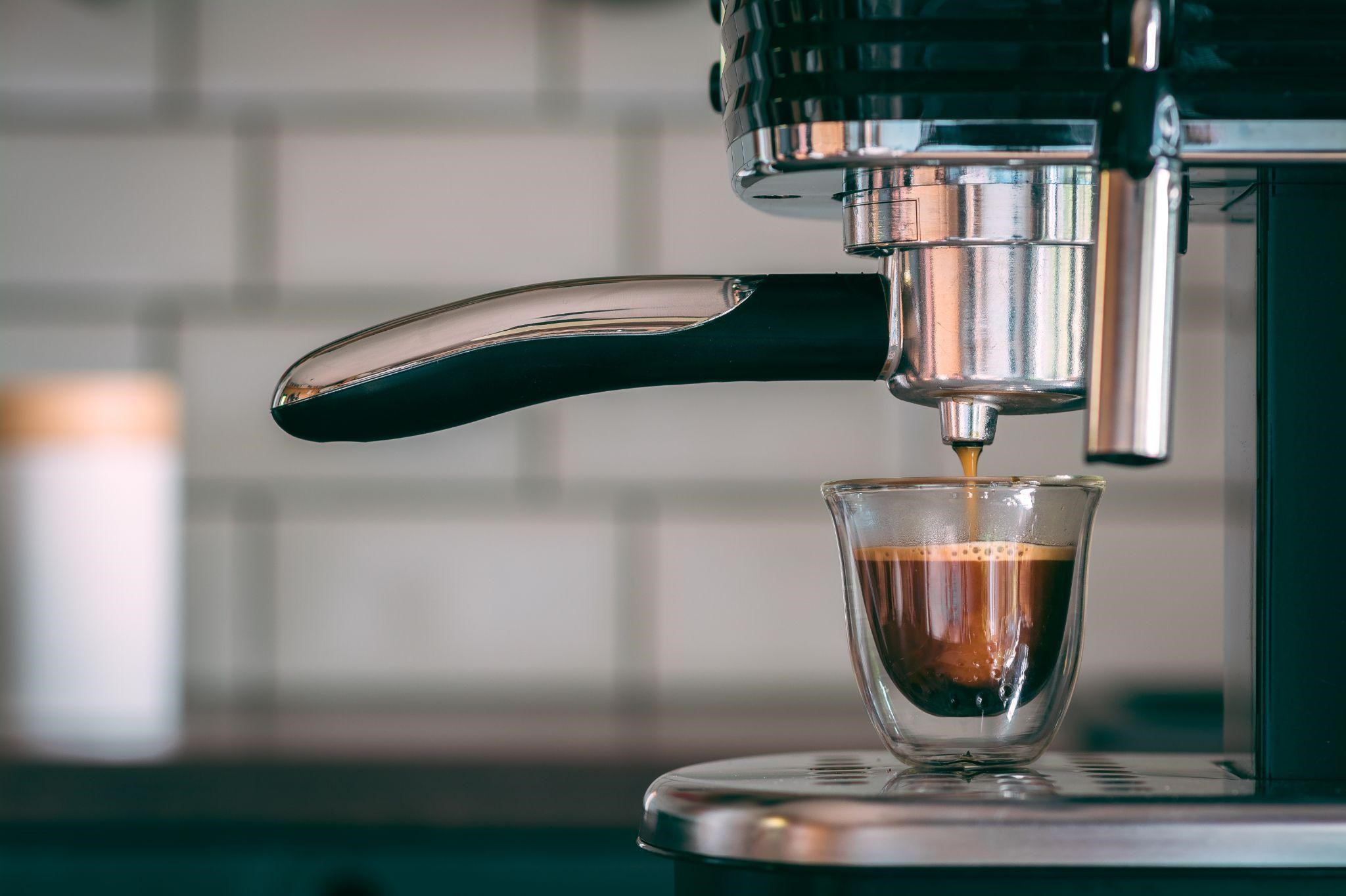Tradiciniai kavos aparatai: espresso klasika namuose