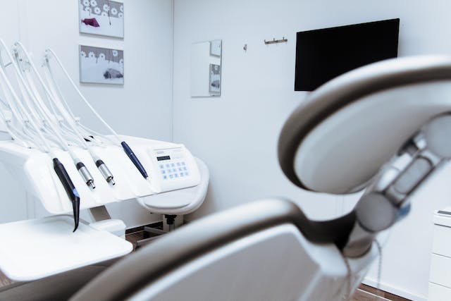 5 pagrindiniai veiksniai, į kuriuos reikia atsižvelgti renkantis odontologijos kliniką