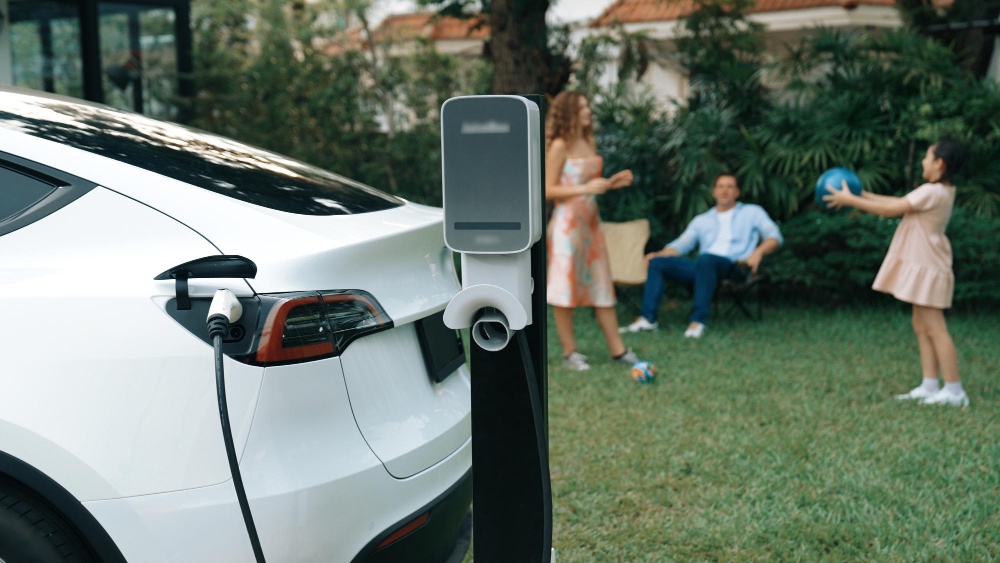 Tesla pakrovėjų palyginimas: kuris variantas geriausias tavo elektromobiliui?