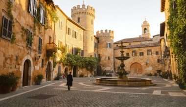viduramžiškai atrodantis itališkas miestelis