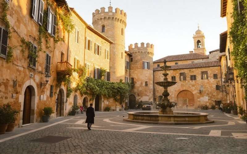 viduramžiškai atrodantis itališkas miestelis