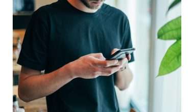 Išmaniųjų telefonų naudojimas daro įtaką balso laikysenai