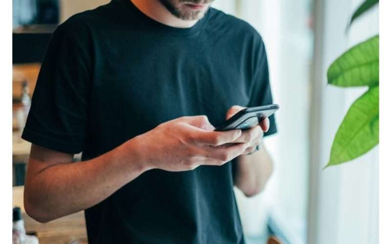 Išmaniųjų telefonų naudojimas daro įtaką balso laikysenai